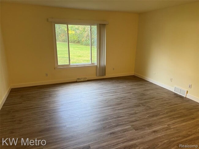 Foto del edificio - 2049 Duck Lake Rd N