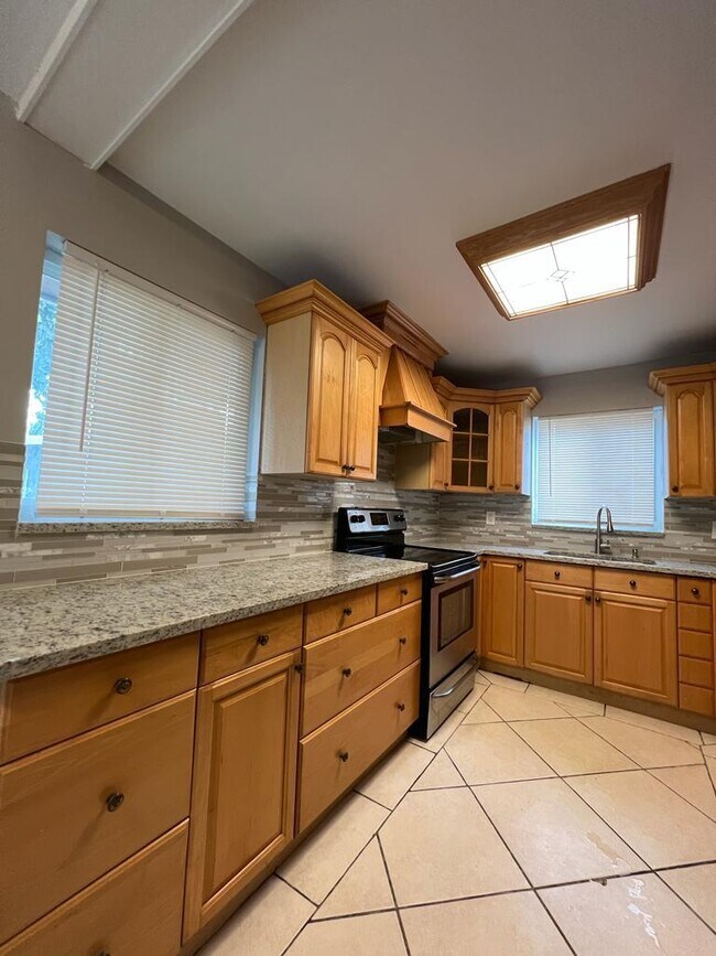 Foto del edificio - 1058 SW 23rd Ave