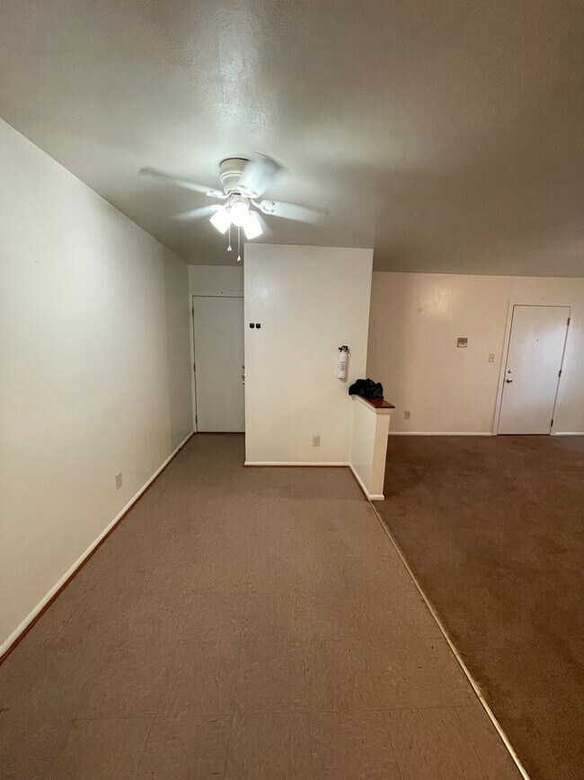 Building Photo - 2 Bed 1 Bath