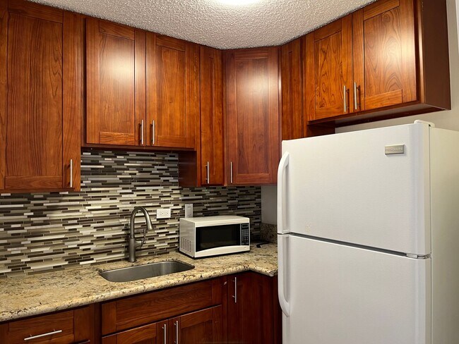 Foto del edificio - Maluhia Village Condo (Makiki Area) 2 bedroom, 1 bath w/1 parking - Avail 2/6.