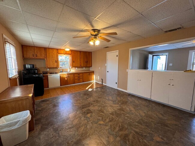 Foto del edificio - Small-Town Charm with Bonus Office Space