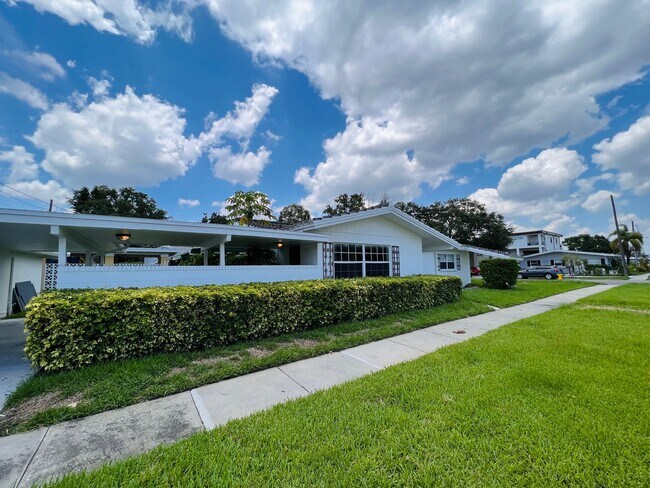 Building Photo - 524 Columbia Dr