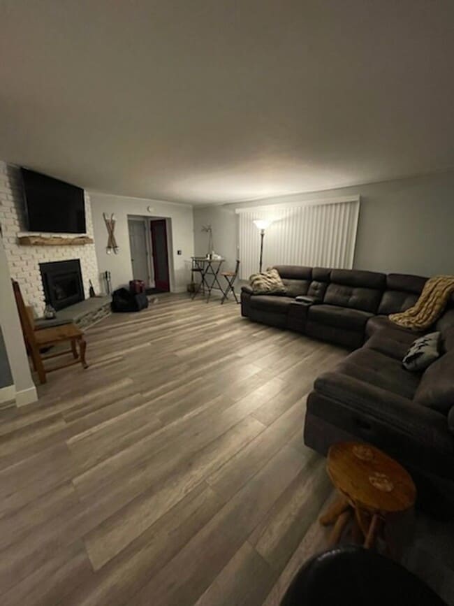 Building Photo - Large furnished mountaintop cabin with 2 car garage and hot tub