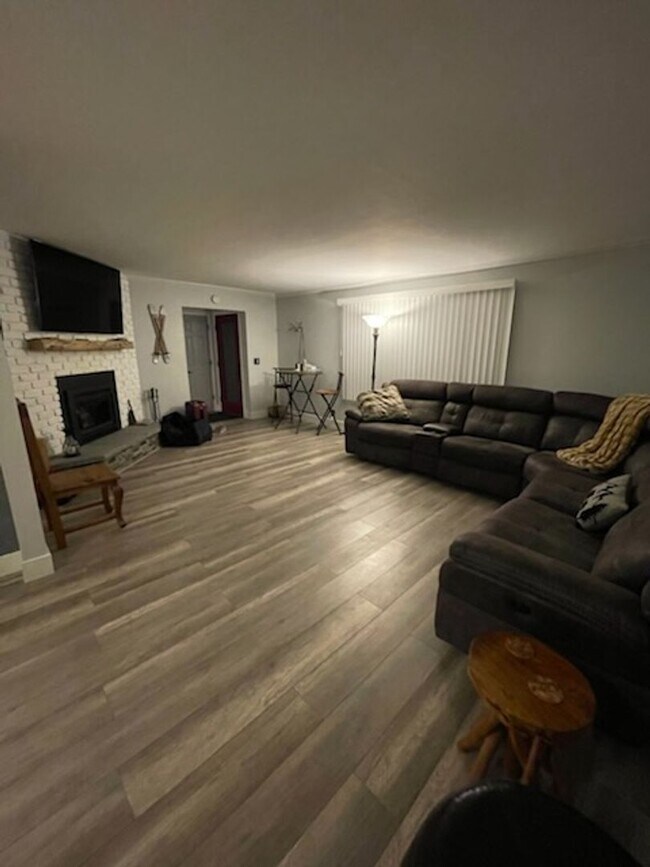 Foto del edificio - Large furnished mountaintop cabin with 2 car garage and hot tub