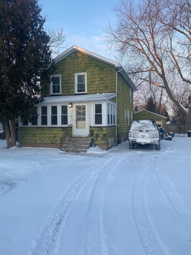 Primary Photo - 1221 Monroe St
