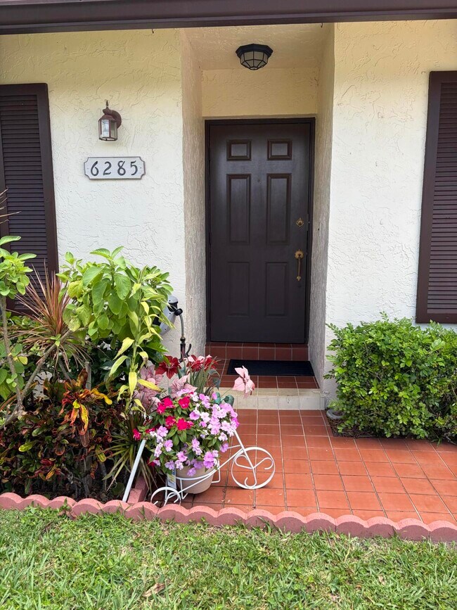 Foto del edificio - 6285 Tall Cypress Cir