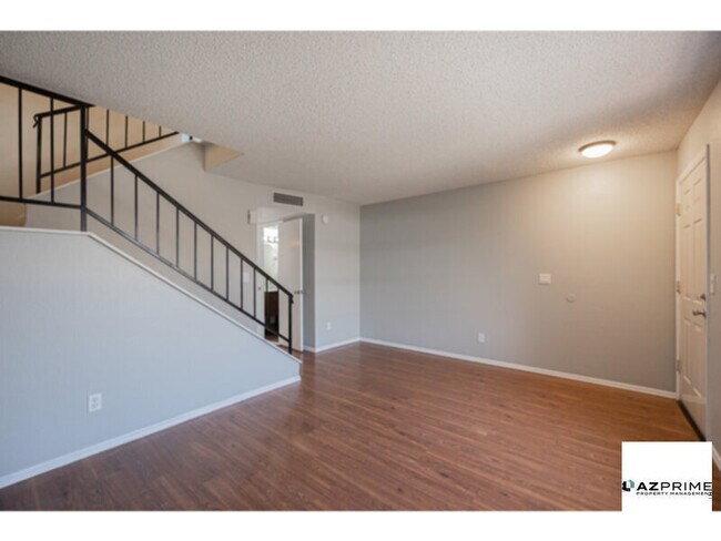 Foto del edificio - A Rare Find in Glendale, This 2/2.5 Townho...