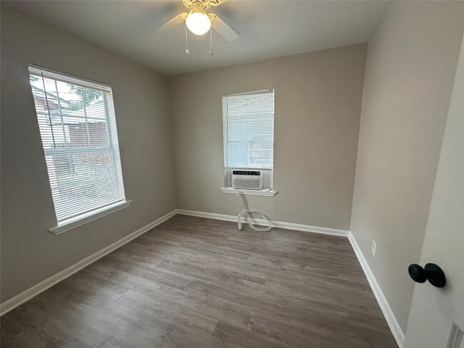 Building Photo - 515 Margil St