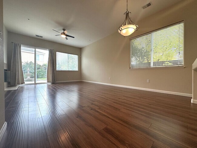 Foto del edificio - Single Story on corner lot in Brentwood