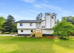 Building Photo - 3152 Normandy Cir