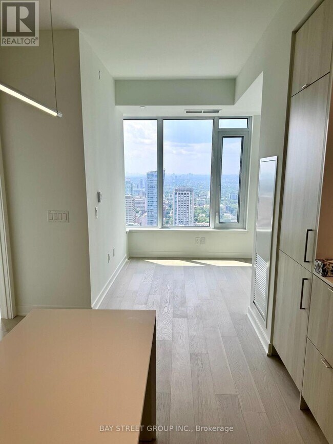Photo du bâtiment - 11-3511 Yorkville Ave