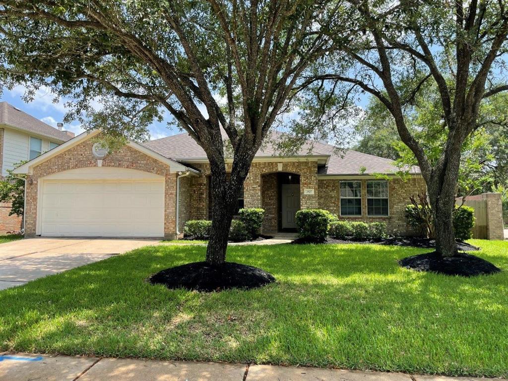 Foto principal - 2527 Pine Shadows Dr