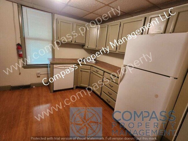 Building Photo - $1695 - 3 Bed, 1.5 Bath Duplex Home - Coat...