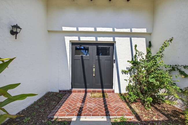 Building Photo - 1202 Essex Dr