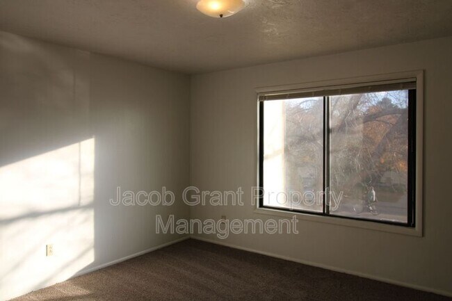 Building Photo - 731 N Fanning