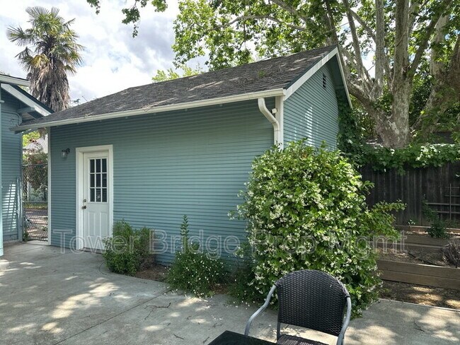 Building Photo - 2152 6th Ave