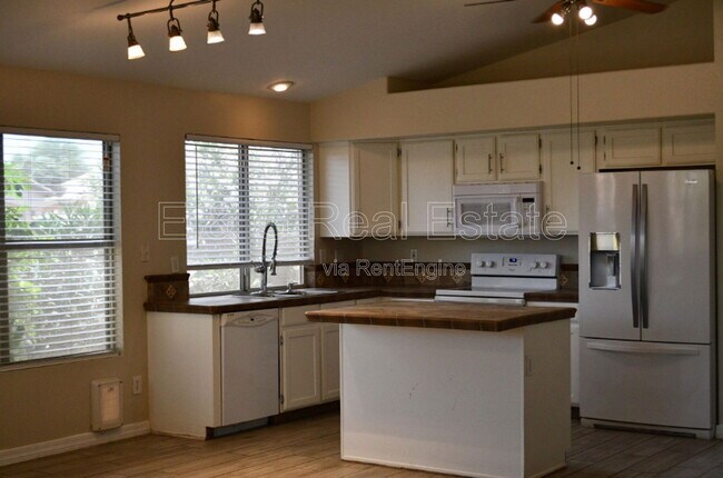 Foto del edificio - 1476 E Silver Creek Rd