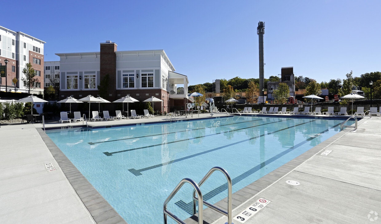 Oakes Pond at Bloomfield Apartments in Bloomfield, NJ