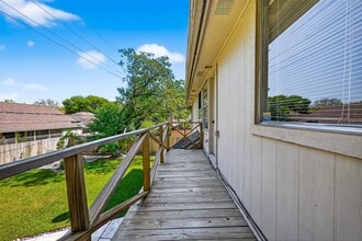 Building Photo - 813 Lakeview Dr