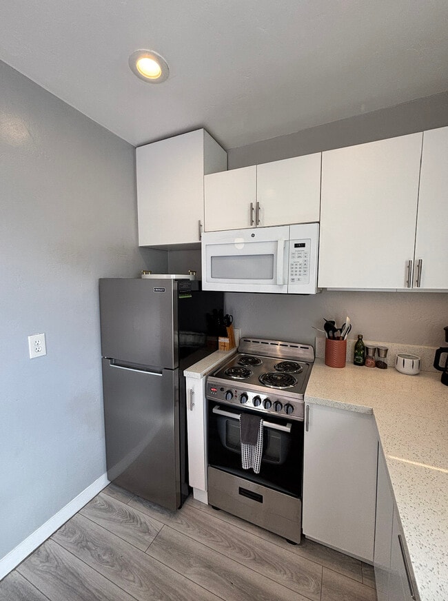 Building Photo - Golden Glen Apartments