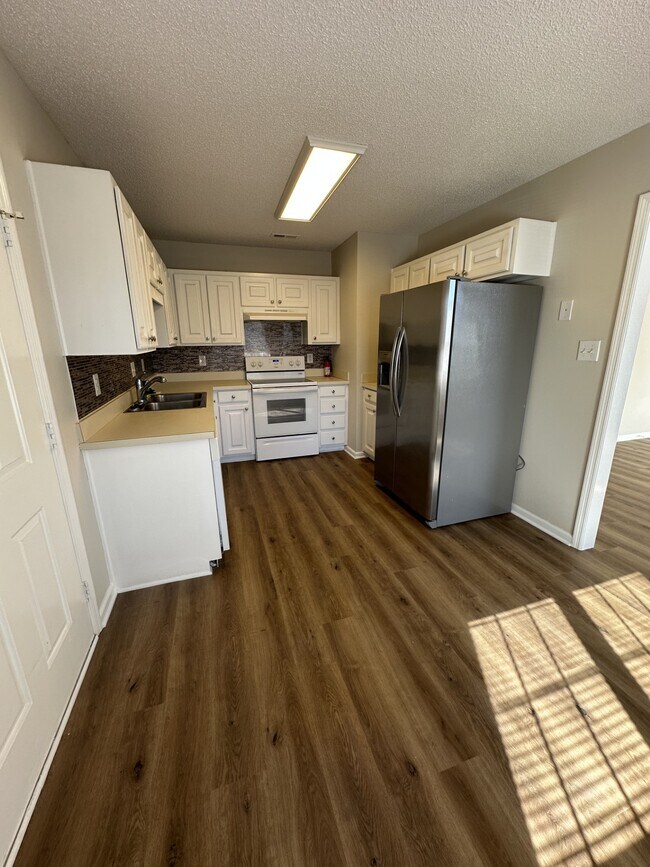 Foto del edificio - 706 Jimmies Creek Dr