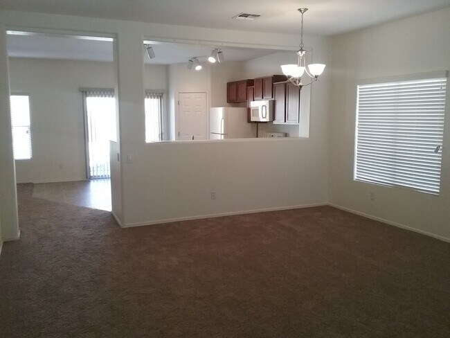 Foto del edificio - Spacious 5 bedroom home.