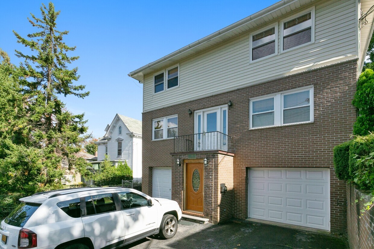 Primary Photo - 30 Fairview Ave