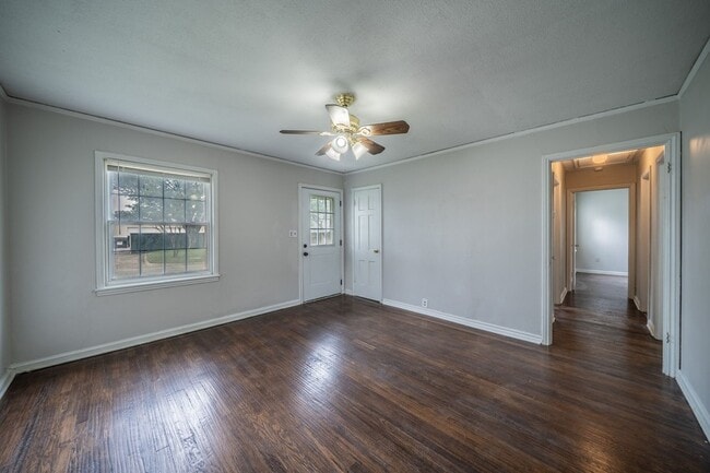 Building Photo - 1155 Greenbrier Dr