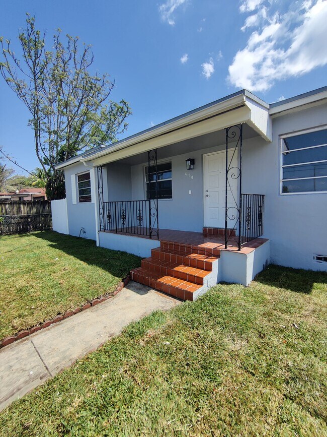 Building Photo - 470 E 51st St