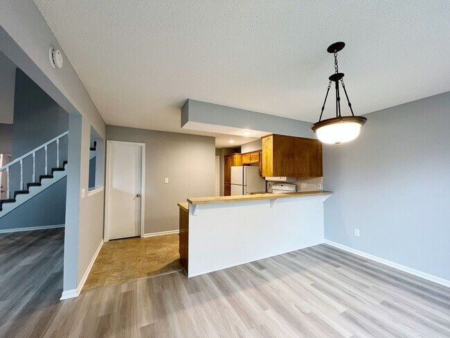 Foto del edificio - SEE IT NOW: Charming and Well-Maintained H...