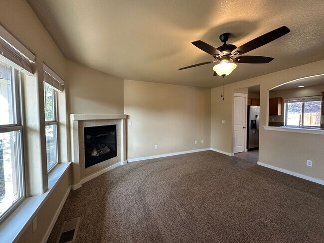 Foto del edificio - MOVE IN SPECIAL!  Remodeled 3 Bedroom / 2.5 Bathroom Home Southwest Redmond