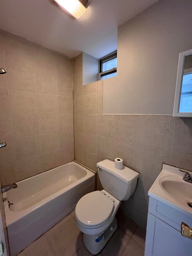 Building Photo - 417 23rd St