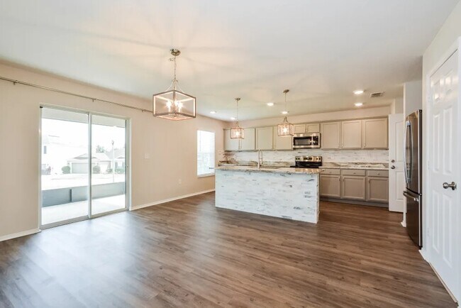Building Photo - 13537 Laranja St