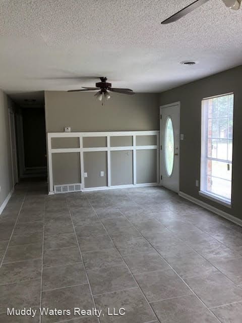 Building Photo - 3 br, 1 bath House - 6655 Embassy Cr