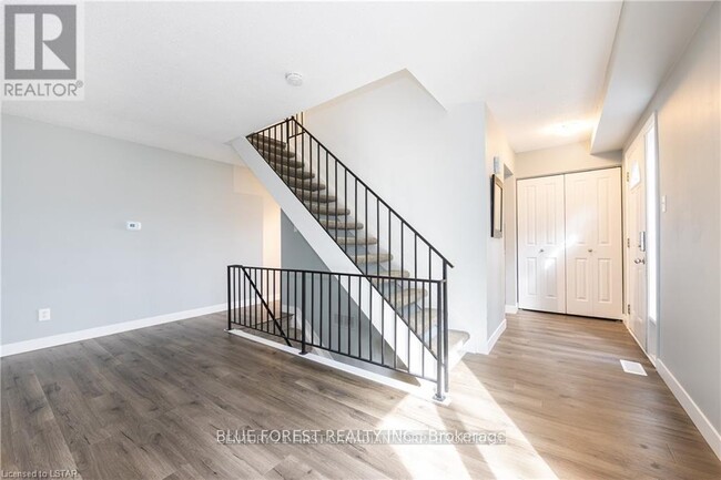 Photo du bâtiment - 70 Fiddlers Green Rd