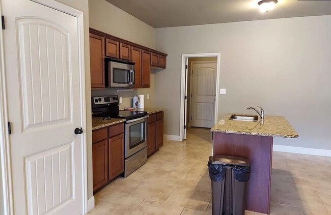 Foto del edificio - 704 Darlington Dr