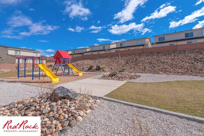 Foto del edificio - Innovative Design! 4 Bedroom Home in the Beautiful Desert Playa Community