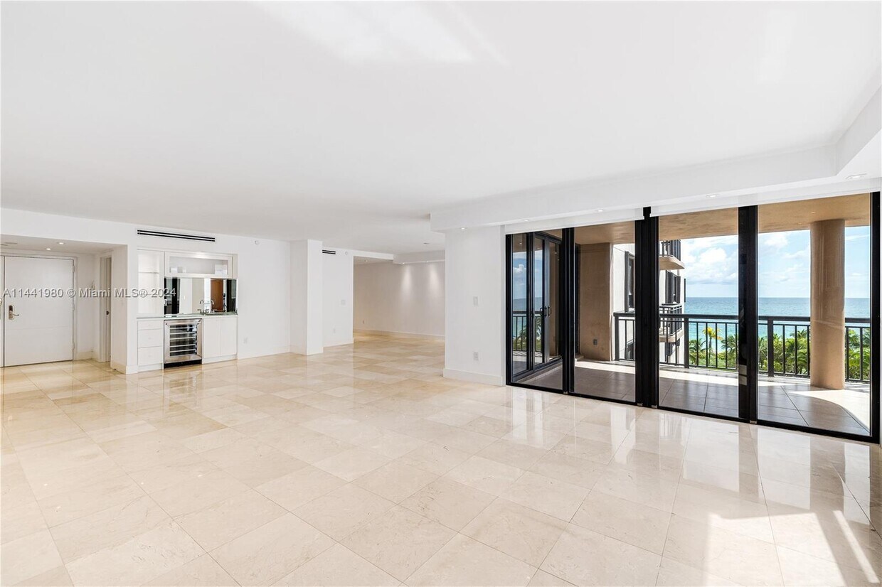 Primary Photo - 10175 Collins Ave