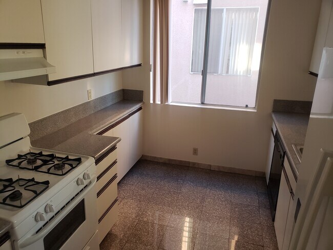 Kitchen - 635 Huntley Dr