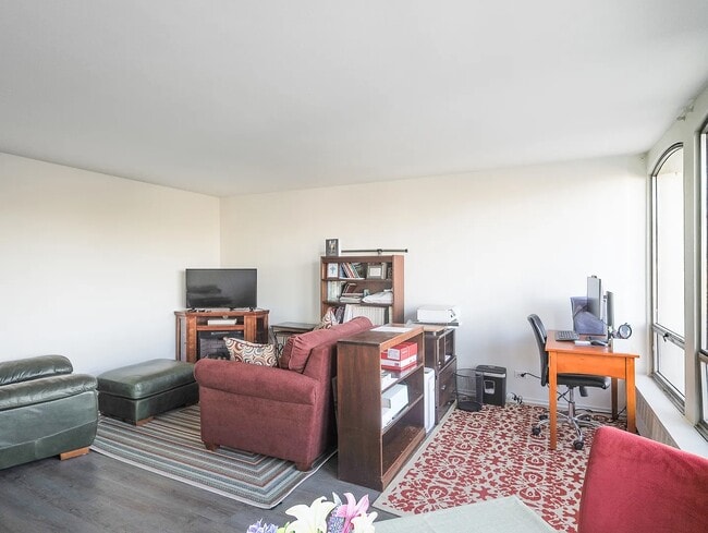 Building Photo - 1451 E 55th St