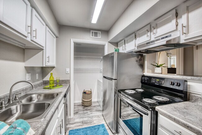 Building Photo - Lakes at Lincoln