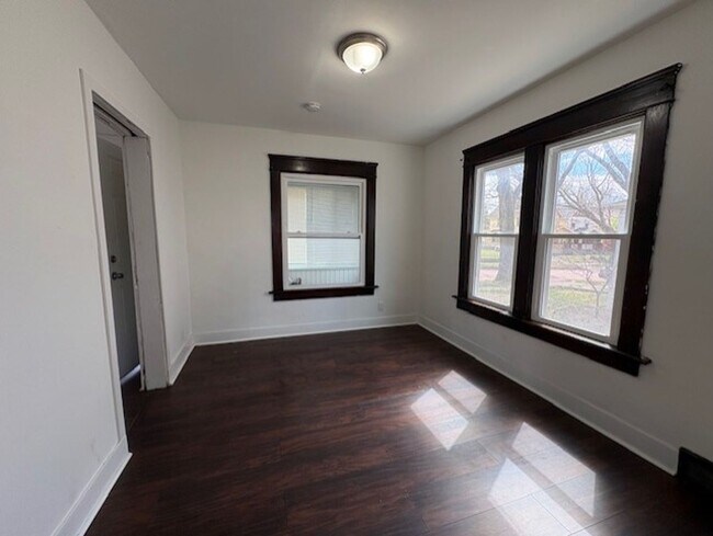 Foto del edificio - Cozy 2-Bed Single-Family in East Akron — Pet-Friendly, Garage + Covered Patio