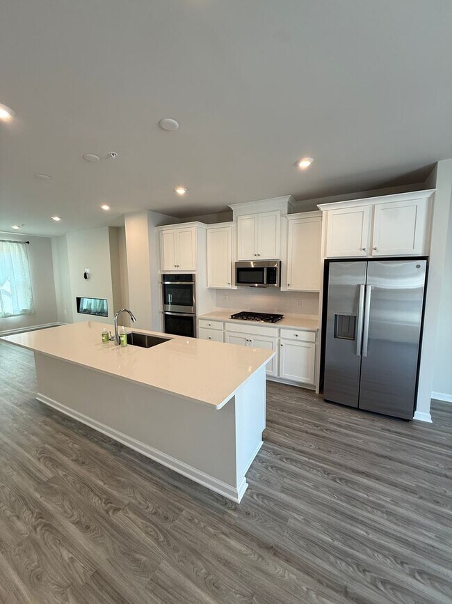Foto del edificio - Luxury 3BR Townhome in Shipley Homestead | Quartz Kitchen, Fireplace & 2-Car Garage