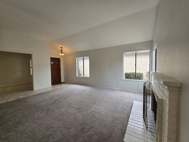 Foto del edificio - Updated Single level condo in Villa Victoria Available for rent