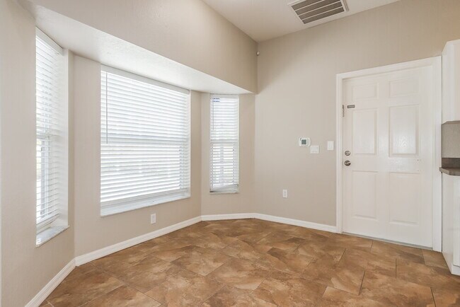 Foto del edificio - 8522 N Campbell Rd