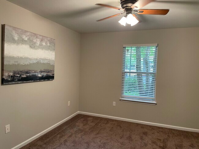 Ambos dormitorios tienen un tamaño similar, ¡ideal para los compañeros de habitación! - 1312 Hillbrow Ln