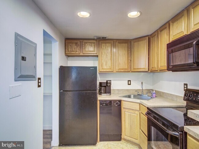 Building Photo - 2059 Huntington Ave