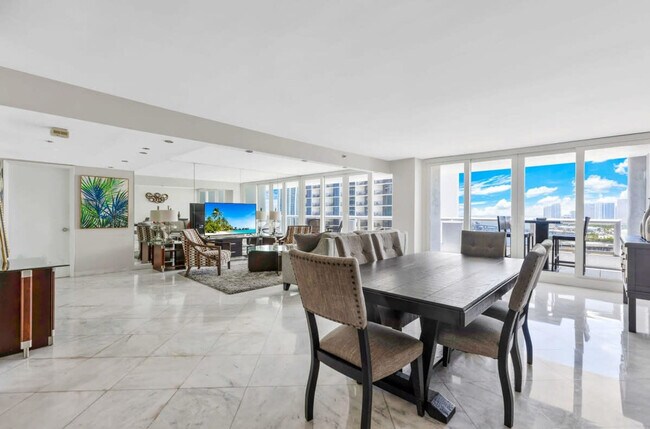 Foto del edificio - 1717 N Bayshore Dr