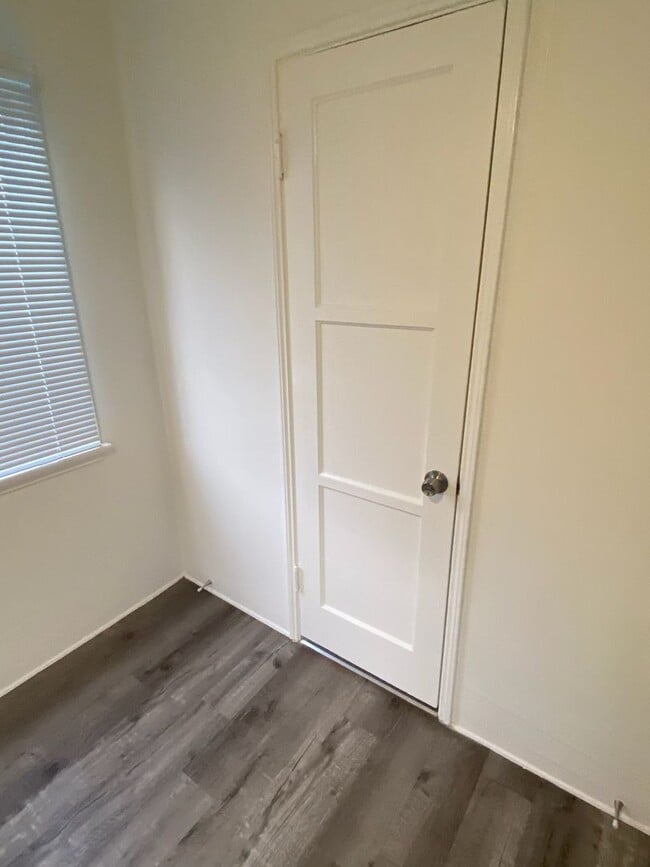 Foto del edificio - 5650-5652 Rocket St