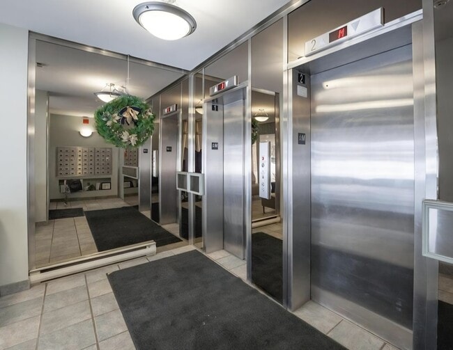 Building Photo - 365 Wellington Cres